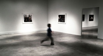 Poika juoksee taidemuseossa