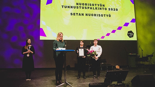 Nuori2020 -lavalla ministeri Hanna Kosonen ja tunnustuspalkinnon saaneen Setan edustajat.